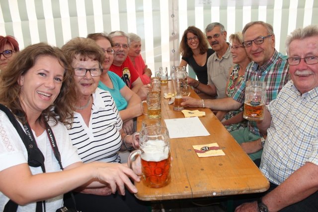 Viele Schwanstettener Bürgerinnen und Bürger waren mit ihren Bekannten gekommen, um beim Jubiläum des 1. FC Schwand dabei zu sein. | Foto: © Renate Brügmann