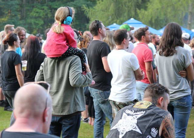 Mit dem richtigen Gehörschutz lässt es sich länger rocken. | Foto: sir