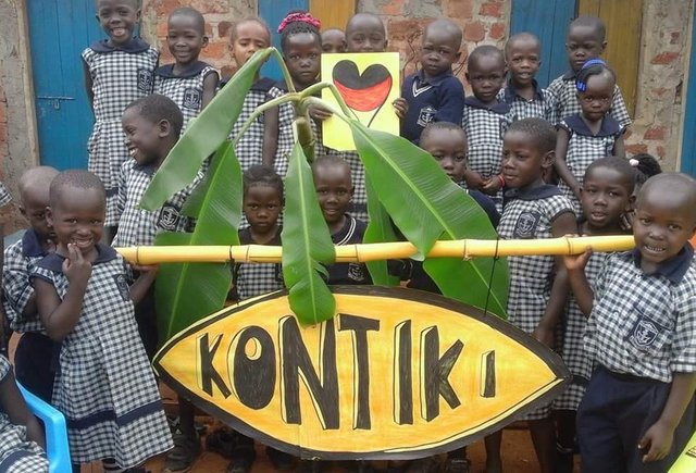 Mit diesem Foto bedanken sich die Kinder aus Uganda bei Beatrice Höfler, allen Spendern und den Kontiki-Chefs.