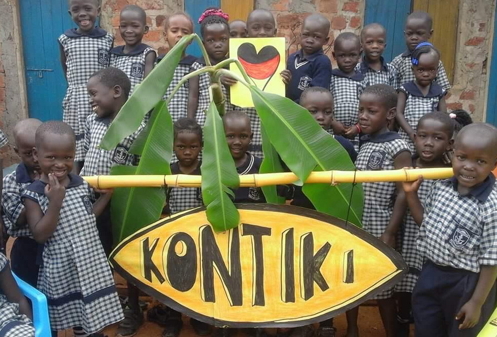 Mit diesem Foto bedanken sich die Kinder aus Uganda bei Beatrice Höfler, allen Spendern und den Kontiki-Chefs.
