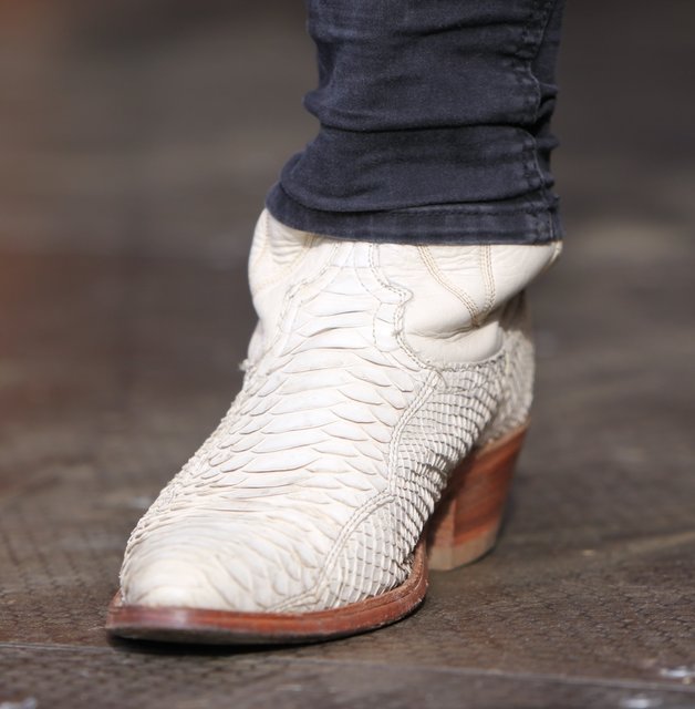 Coole Mucke, coole Schuhe - Death Alley rockten bis der Putz von den Wänden des Neuenseer Sportheim bröckelte. | Foto: sir