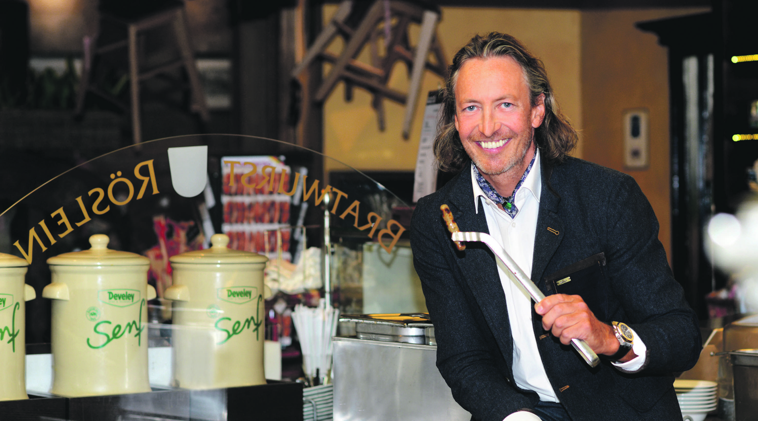 Wirt Thomas Förster an seinem Bratwurst-Grill.