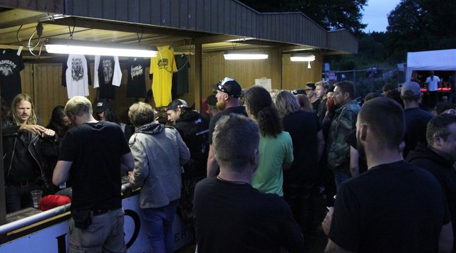 Dichtes Gedränge herrschte regelmäßig nach den Konzerten am Merchandising-Stand. | Foto: sir