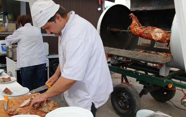 Wohl einzigartig für ein Rockfestival: Am Samstag gab es leckeres Spanferkel mit Kloß und Kraut. Dafür lohnte sich das Schlangestehen. | Foto: sir