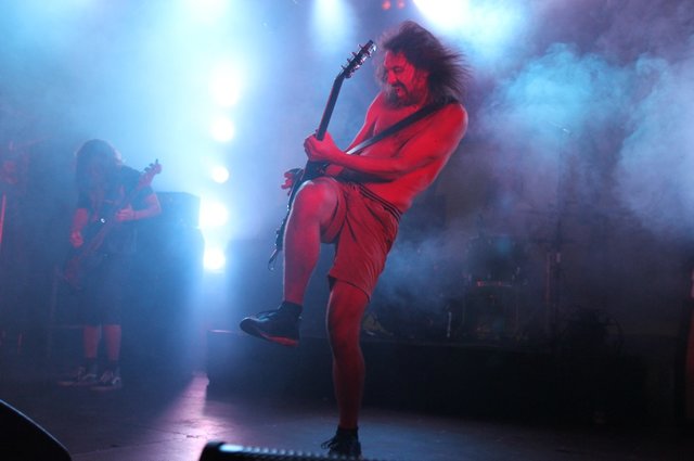 Bei den Truckfighters gab es kein Halten mehr - schon gar nicht bei Gitarrist Niklas „Dango“ Källgren. | Foto: sir