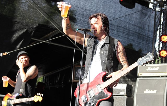 Bloodlights-Sänger Captain Poon sagt Prost. | Foto: sir