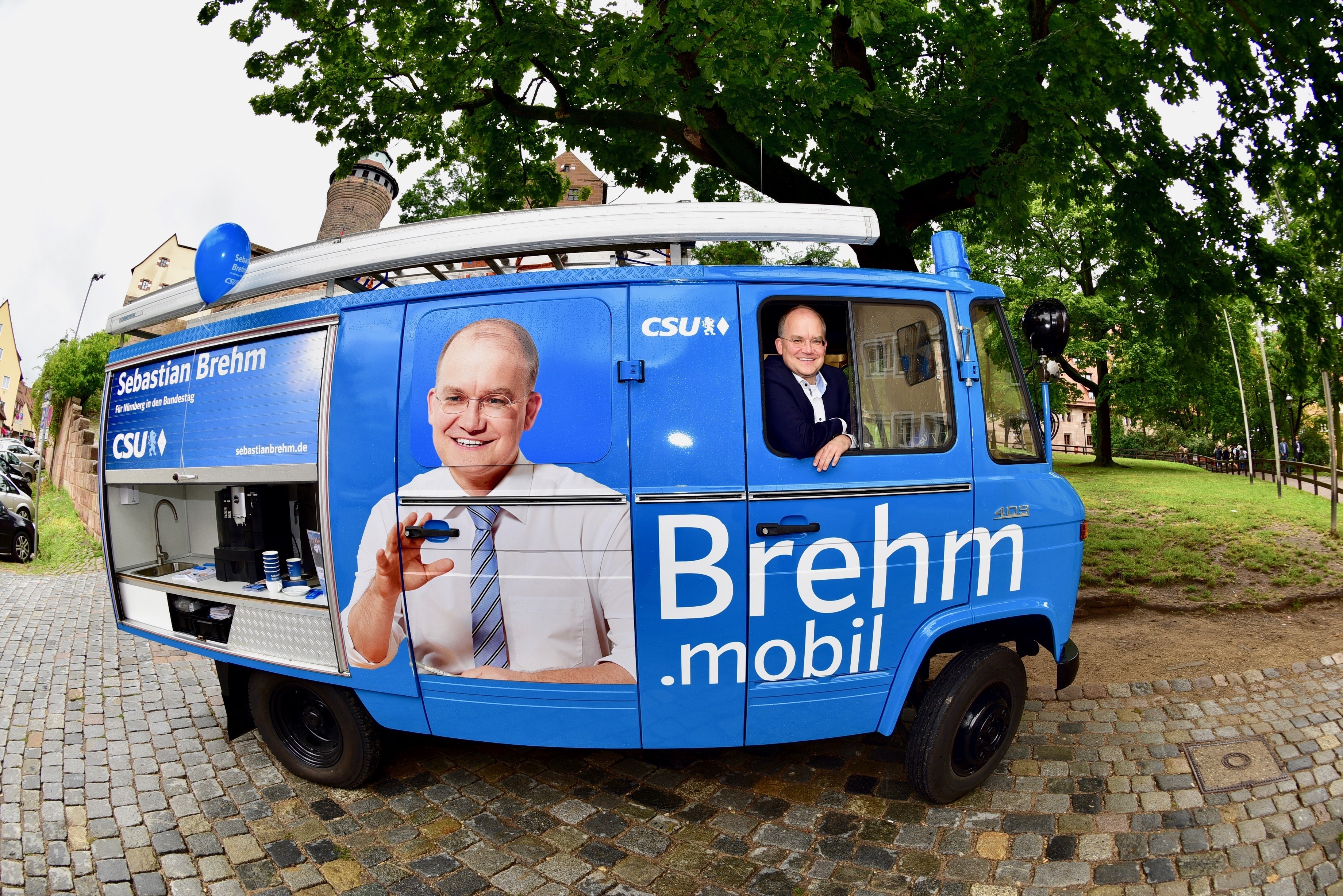 Sebastian Brehm im umlackierten und restaurierten Mercedes.