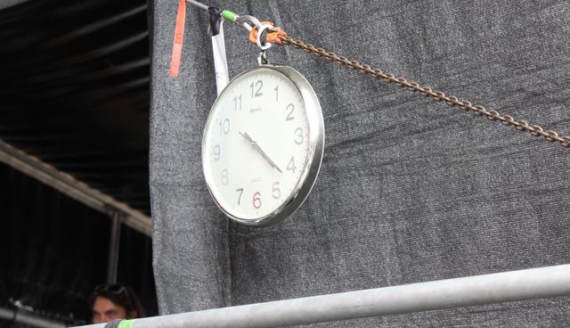 Die Uhr auf der Bühne. Da weiß jede Band, was die Stunde geschlagen hat. | Foto: sir