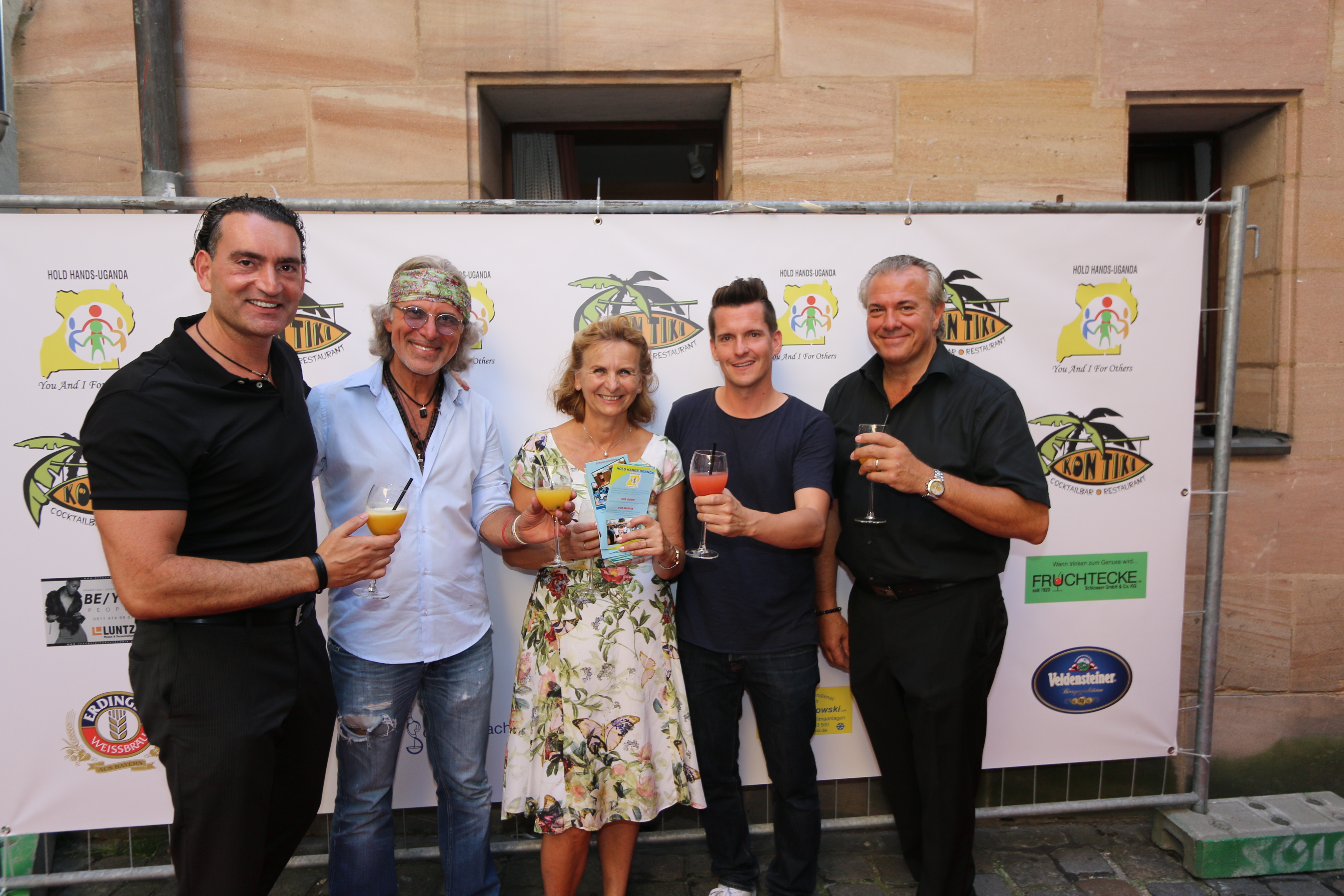 Beatrice Höfler umringt von (v.l.) Alessandro Selce, Pino Fusaro, Flo Kerschner und Luca Fratoni.