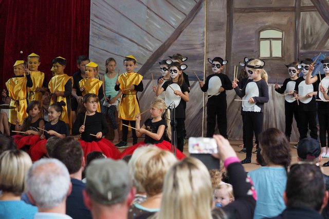 Zwei Gruppen aus Vorschulkindern, hier des Kindergartens Heilig Geist, gestalten den „chinesischen“ Teil.