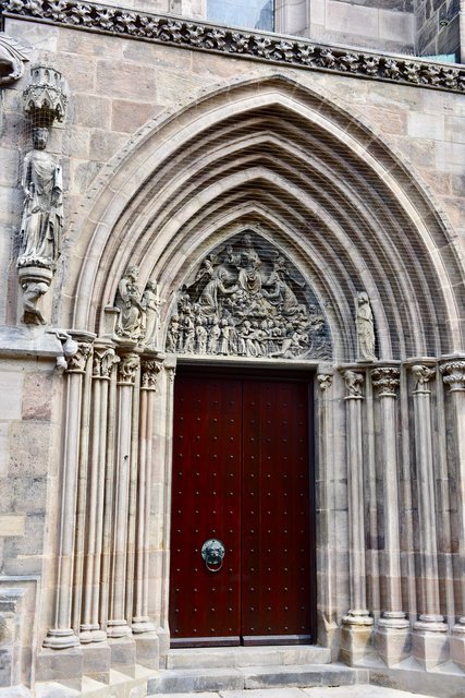 Auf der Südseite der Kirche erstrahlt in frischem Glanz das Weltgerichtsportal. Foto: © P. Maskow