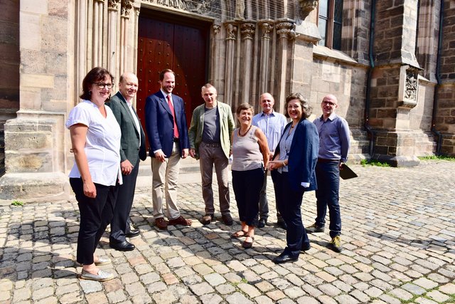 Architektin Andrea Fritsch﻿ und Sohn Johannes, Dr. Susanne Fischer, stv. Generalkonservatorin des Bayerischen Landesamtes für Denkmalpflege, die Restauratoren Eberhard Holter und Ralf Czarnietzki und Dr. Dorothe Trouet von der Deutschen Stiftung Denkmalschutz und Pfarrer Schiller freuen sich. Foto: © P. Maskow