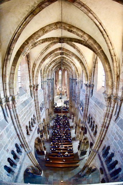 St. Sebald von innen. Blick auf einen Gottesdienst aus luftiger Höhe vom Engelschor. Foto: © P. Maskow