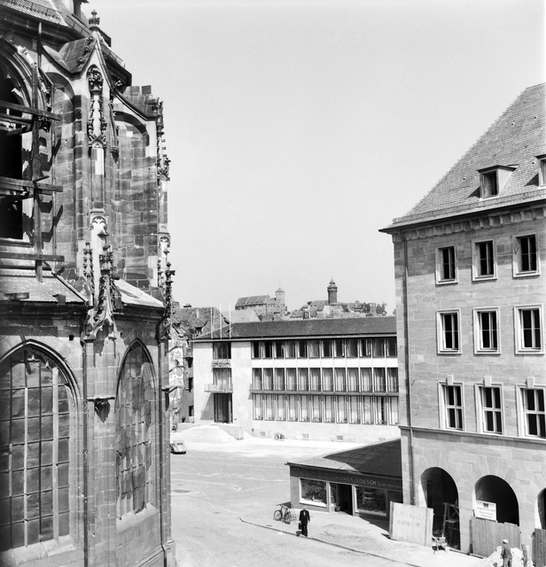Lorenzer Platz 1951. Das Gebäude der Bayerischen Staatsbank (heute ist darin das Heimatministerium) von Sep Ruf (1908–1982) am Lorenzer Platz erbaut, ist ein gelungenes Beispiel für neues Bauen in historischer Umgebung. Die besondere architektonische Qualität des Bankhauses zeigt sich in der dem Platz zugewandten Fassade. Sep Ruf, einer der profiliertesten Vertreter der Nachkriegsmoderne, war in den 1950er Jahren mehrfach in Nürnberg tätig. Foto: © Hochbauamt