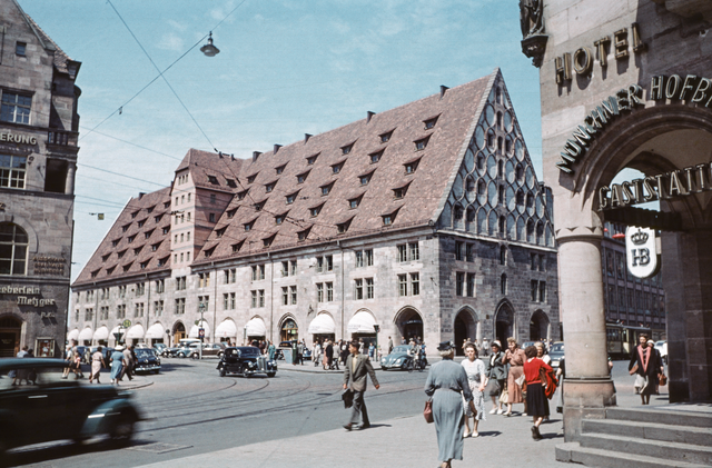Mauthalle um 1958. Die 1498-1502 von Hans Behaim d. Ä. (1455/60-1538) erbaute Mauthalle diente in reichsstädtischer Zeit als Kornhaus. Ende des 19. Jahrhunderts wurde sie zu einem Geschäftshaus umgestaltet. Nachdem der massige Bau an der Ecke Königsstraße und Hallplatz 1945 völlig ausbrannte, wurde er zwischen 1951 und 1953 in vereinfachter Form wiederaufgebaut. Bis heute befinden sich in der Mauthalle Büros und Läden sowie im Kellergeschoss eine Gaststätte. Foto: © Hochbauamt