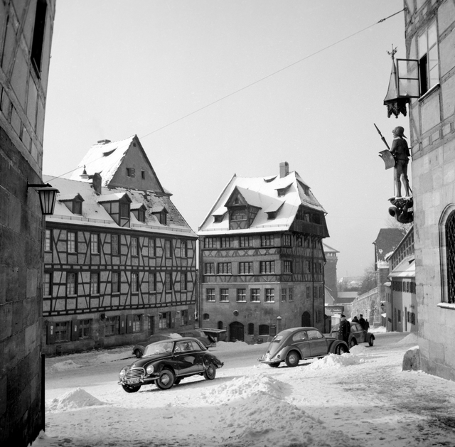 Das Albrecht-Dürer-Haus und der Tiergärtnertorplatz im Januar 1956. Hier im winterlichen Gewand. Von 1509 bis 1528 lebte und arbeitete Nürnbergs berühmtester Sohn, der Maler und Grafiker Albrecht Dürer (1479–1528), in dem stattlichen Fachwerkhaus. Das Gebäude ist das einzige, original erhalten gebliebene Künstlerhaus der Renaissance nördlich der Alpen. Schwer zerstört überstand es die Bombenangriffe auf die Altstadt und konnte schon vier Jahre nach Kriegsende wieder seine Türen öffnen. Foto: © Hochbauamt
