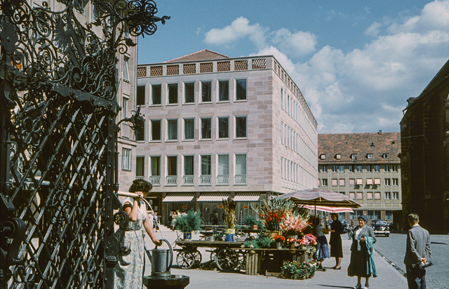 Hauptmarkt 1958. Das Gebäude am Hauptmarkt 16 wurde 1957/58 als modernes Büro- und Geschäftshaus errichtet. Die sandsteinverkleidete Fassade korrespondiert mit der sachlichen Architektur des neu errichteten Rathausbaus. Vor dem Krieg stand an dieser Stelle das Eisenbachsche Haus mit seinem imposanten mittelalterlichen Treppengiebel. Foto: © Hochbauamt