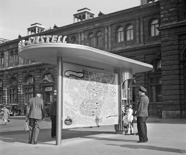 Reklamekiosk der Firma Faber­-Castell vor dem Hauptbahnhof 1951. Werbung und Wegweiser durch die Innenstadt in einem: der Kiosk, den der Stiftehersteller Faber-Castell prominent vor dem Hauptbahnhof platziert hat. Seine Gestaltung weist die für die 1950er Jahre typische dynamische Formgebung auf. Foto: © Hochbauamt