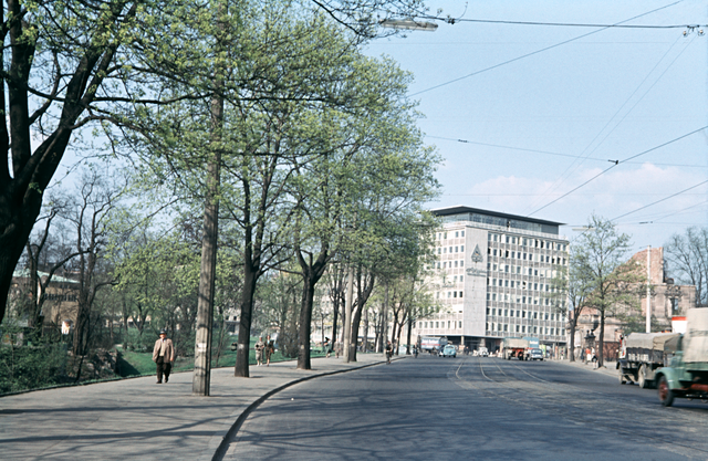 Am Laufertorgraben 1956. Die Straße läuft direkt auf das Agrippina-Haus an der Ecke Laufertorgraben und Äußere Cramer-Klett-Straße zu. Mit seiner Rasterfassade ist es typisch für die Büro- und Versicherungsgebäude, die in den Nachkriegsjahren entlang des Grabens hochgezogen wurden. Die Ruinenreste am rechten Bildrand mussten dem in den 1960er Jahren eingerichteten Cramer-Klett-Park weichen. Foto: © Hochbauamt