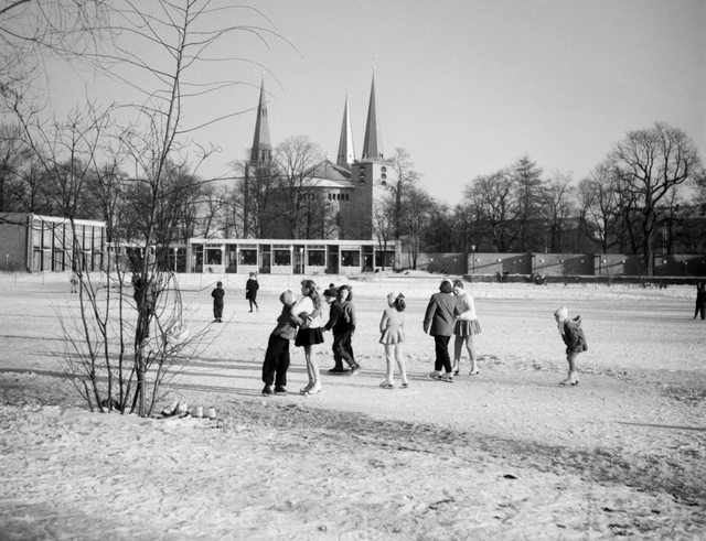 Stadtparkweiher 1958. Der Stadtpark am Maxfeld ist bis heute ein beliebter Treffpunkt für alle Bevölkerungsschichten in der Nordstadt. Hervorgegangen ist er aus dem Ausstellungsgelände der ersten Bayerischen Landes-Gewerbe-Industrie- und Kunstausstellung, die im Jahr 1882 in Nürnberg stattfand. Nach dem Abriss der temporären Ausstellungspavillons wurde das groß ächige Areal zu einem Park umgestaltet und 1905 durch den Abriss des Deumentenhofs erweitert. Foto: © Hochbauamt