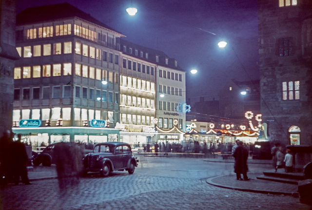 Weihnachtsstimmung in der Karolinenstraße um 1958. Sie präsentiert sich auf dieser Aufnahme im weihnachtlichen Lichterglanz. Links im Bild das Duda-Eck, einst ein beliebter Treffpunkt für Verabredungen in der Stadt. Foto: © Hochbauamt