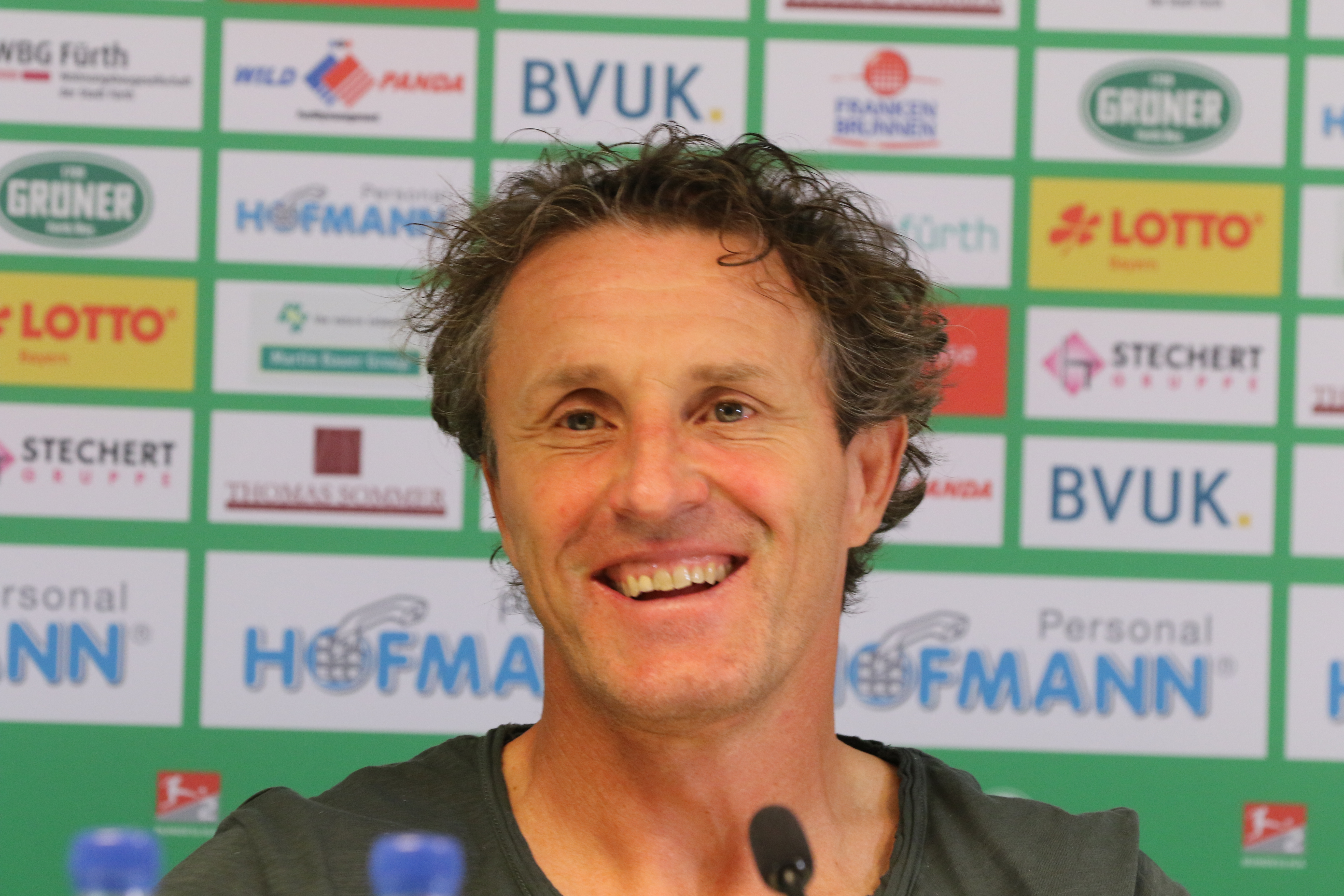 Kleeblatt-Trainer Janos Radoki hat noch keinen Grund, Trübsal zu blasen. Dennoch wünscht er sich natürich einen Heimsieg gegen Bielefeld.