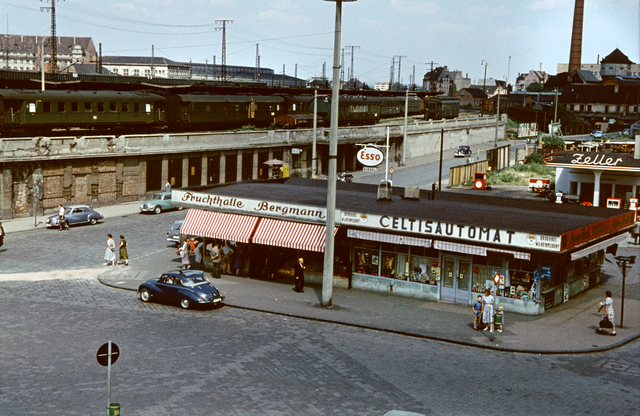 Celtisplatz mit Celtisautomat 1956. Kioske, wie dieser hinter dem Hauptbahnhof am Celtisplatz, prägten in der Nachkriegszeit das Gesicht der Vorortstadtteile. Foto: © Hochbauamt