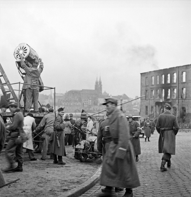 Im Oktober 1950 war das Ruinenfeld der nordöstlichen Altstadt, die ,,Sebalder Steppe" Drehort für das US-Kriegsdrama ,,Entscheidung vor Morgengrauen. Anatole Litvak führte Regie, Oskar Werner spielte eine der Hauptrollen. Foto: © Hochbauamt, 1950