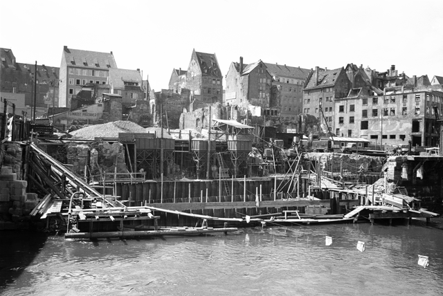 Juli 1955: Die Wiederaufbauarbeiten an der Museumsbrücke und am Uferbereich Königstraße 2, wo einst das berühmte Viatishaus stand, laufen im Hochsommer auf Hochtouren! Foto: © Hochbauamt, 1955
