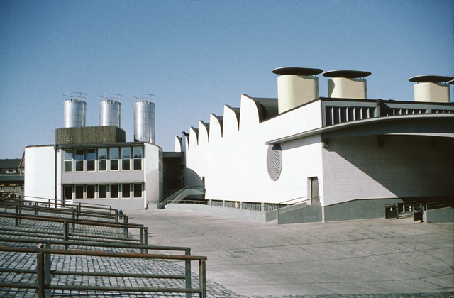 1959 entstand mit den Bauten von Theo Kief auf dem Schlachthofgelände ein Glanzpunkt sachlich-moderner Architektur. Foto: © Hochbauamt, September 1959