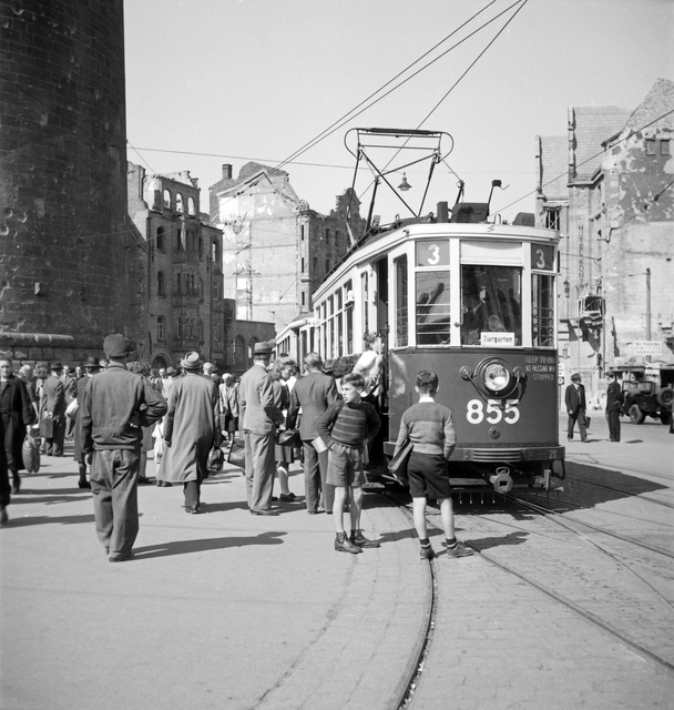 Wagen 855 der Straßenbahnlinie 3 fährt am 14. September 1948 durch die Königstraße am Frauentorturm vorbei. Buben in kurzen Hosen stehen am Gleis. Der Straßenbahnverkehr konnte schon im Juni 1945 wieder aufgenommen werden. Foto: © Hochbauamt/Körper, 1948