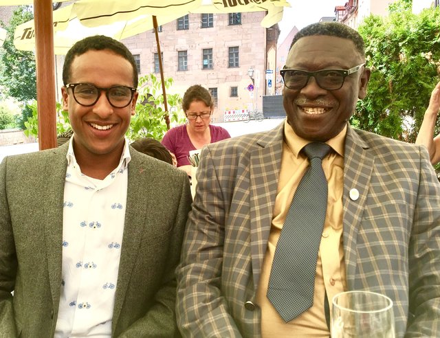 Beim zwanglosen Meinungsaustausch: Nasser Ahmed (l.) und Patrice Ayayi Ayivi.