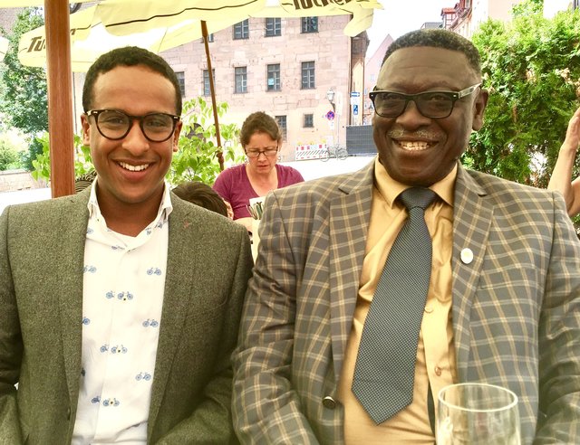 Beim zwanglosen Meinungsaustausch: Nasser Ahmed (l.) und Patrice Ayayi Ayivi. | Foto: © Privat