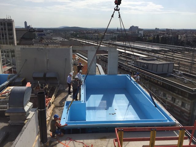 Der Pool fasst 80.000 Liter Wasser und ist das höchste Schwimmbecken Nürnbergs.