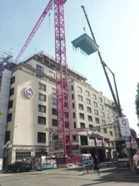 Der Kran hebt das Becken aufs Dach des Hotels.
