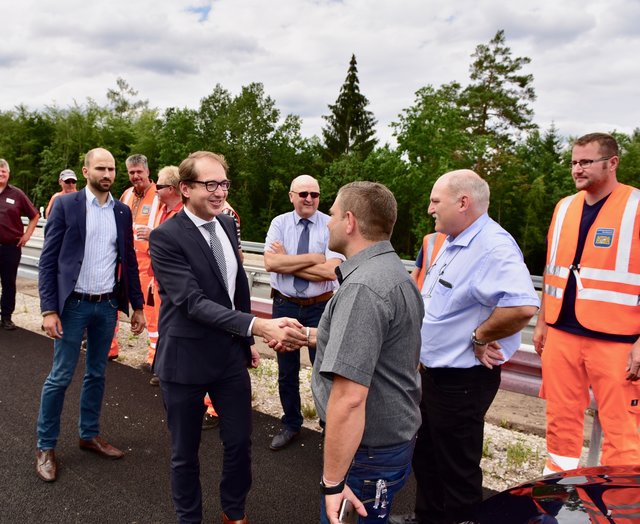 Bundesverkehrsminister Alexander Dobrindt begrüßt bei seinem Eintreffen Mitarbeiter der Autobahnmeisterei. Foto: © Peter Maskow