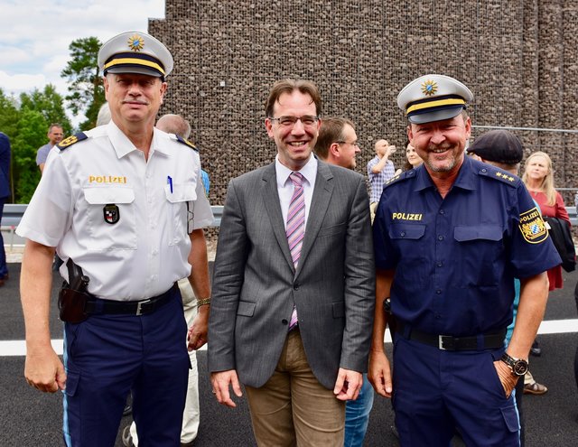 Fesch in neuen Uniformen: Mittelfrankens Polizeipräsident Johann Rast (links) und Nürnbergs oberster Verkehrspolizist Werner Meier nehmen Planungsreferent Daniel F. Ulrich in die Mitte. Foto: © Peter Maskow
