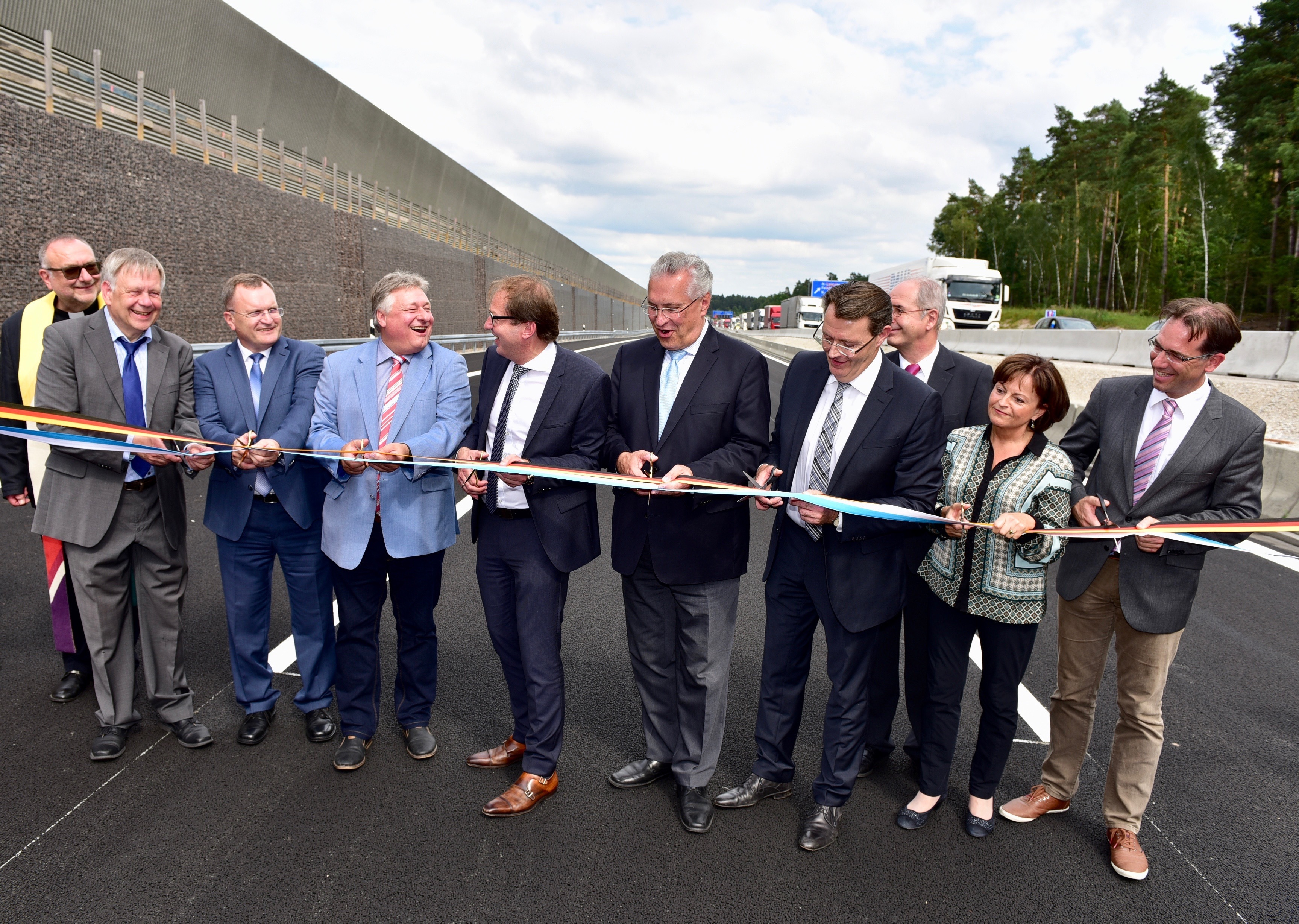 Auf geht's! An den Scheren (von links): CSU-Urgestein Karl Freller, Reinhard Pirner (Autobahndirektion Nordbayern), SPD-MdB Martin Burkert, Bundesverkehrsminister Alexander Dobrindt (CSU), Bayerns Innenminister Joachim Herrmann (CSU), CSU-MdB Michael Frieser, CSU-MdB Marlene Mortler und Nürnbergs Planungsreferent Daniel F. Ulrich. Foto: © Peter Maskow