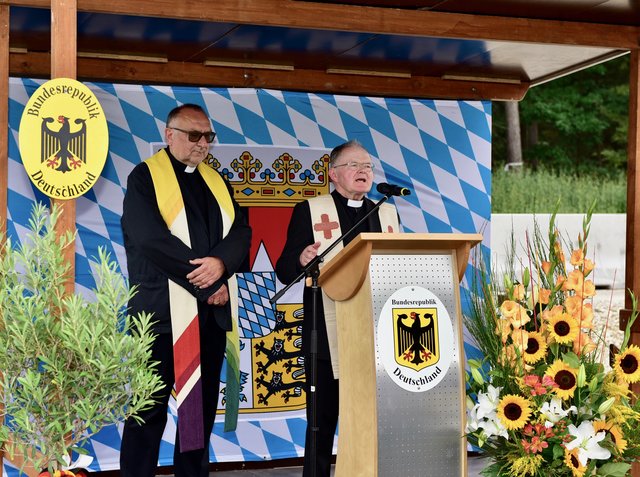 Die Pfarrer Bernt M. Graßer (links) und Hans Oettl baten in ihren Fürbitten um Gottes Segen für das neue Autobahnteilstück und den Schutz des Herrn für alle, die darauf fahren. Foto: © Peter Maskow