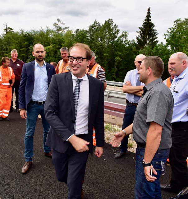 Bundesverkehrsminister Alexander Dobrindt (CSU) eilt zur Ansprache. Foto: © Peter Maskow