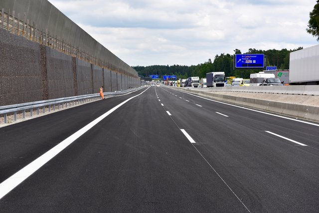 5,7 Kilometer Ausbaustrecke mit feinstem Flüster-Asphalt und bis zu zehn Meter hohen Lärmschutzwänden für die Anwohner in Moorenbrunn. Foto: © Peter Maskow