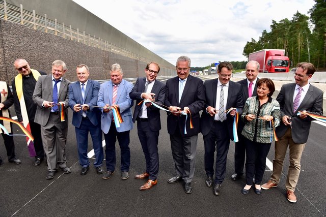 Geschafft! Das Band ist durchtrennt, die A6 freigegeben! Foto: © Peter Maskow