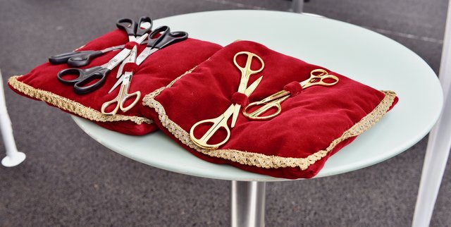 Mit diesen Scheren wird das Band durchschnitten... Foto: © Peter Maskow