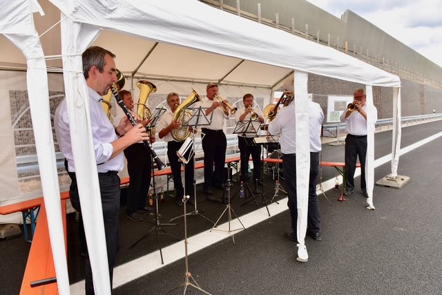 Die Straßenmeisterei-Kapelle umrahmt die Eröffnungsfeier. Foto: © Peter Maskow