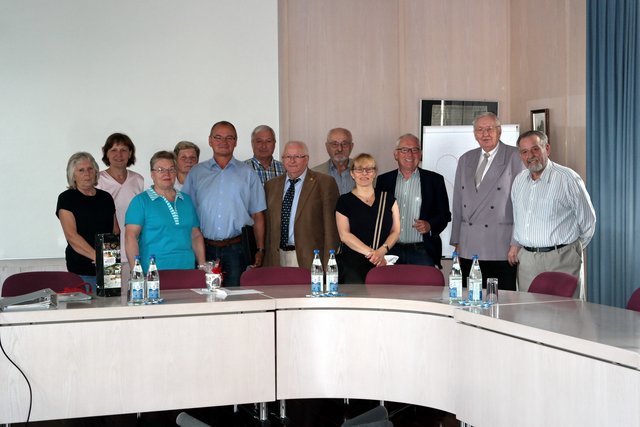Die Besuchergruppe aus Pegnitz zusammen mit den Damen der Nachbarschaftshilfe (1., 2. u. 4. v.li., Bgm. Karlheinz Lang(3. v.re.) und dem Seniorenbeauftragten Siegfried Ruckriegel (1. v.re.)