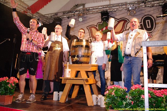 O'zapft is! Nach dem offiziellen Bieranstich gibt's kein Halten mehr für die Zirndorfer. | Foto: Werner Schieche