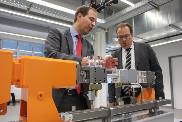 Thomas Dreykorn (re.) vom Fürther Wirtschaftsreferat ist interessierter Zuhörer bei den Ausführungen von Prof. Dietmar Drummer zu einer der Untersuchungs- und Forschungsanlagen. Foto: Ebersberger