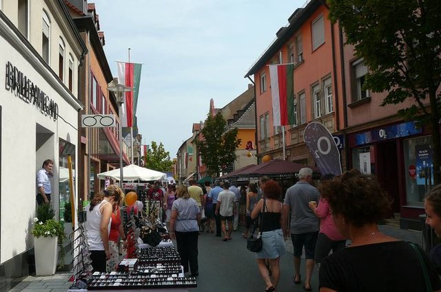 Am Sonntag laden die Einzelhändler von 13 bis 18 Uhr zum entspannten Einkaufsbummel ein. | Foto: Zima
