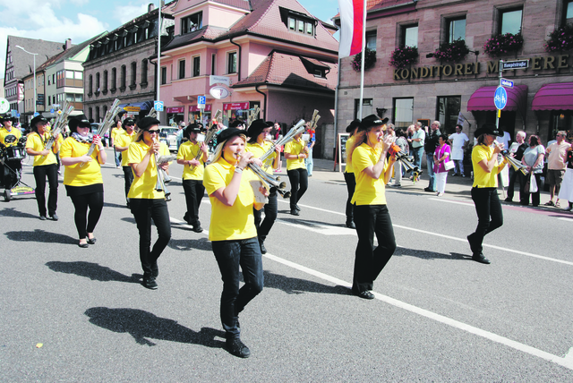 Der große Kirchweih-Festzug am Sonntag ist mit seinen bunten Wagen und den Musikgruppen wie jedes Jahr der Höhepunkt der Kirchweih. | Foto: Stadt Stein