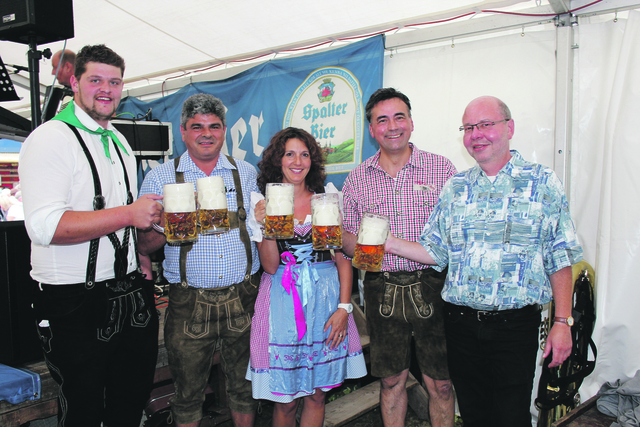 Nach dem traditionellen Bieranstich ist die Kirchweih in Leerstetten offiziell eröffnet. | Foto: Renate Brügmann